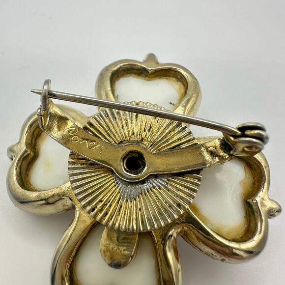 Coro vintage gold tone true gripoix poured white milk glass 4 leaf clover brooch - Picture 6 of 9